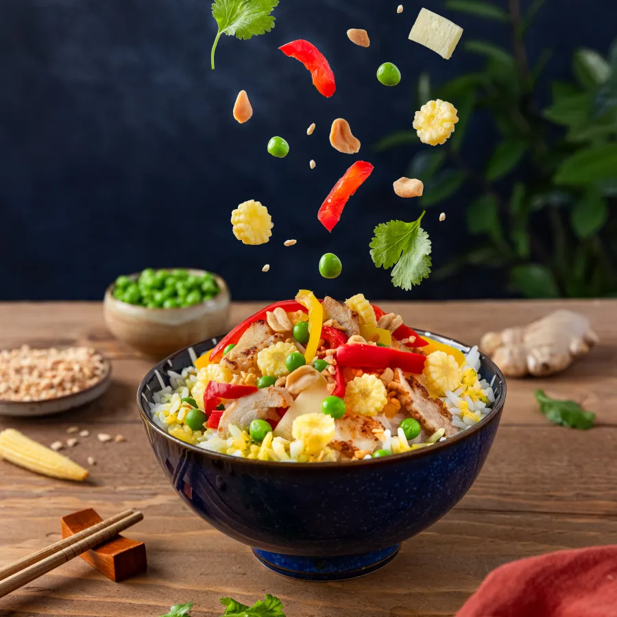 Wok & Go Poulet curry coco avec ses ingrédients volants 