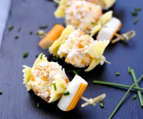 Recette brochette de la mer surimi boulette de chèvre frais surimi râpé carottes et farfalle Fleury Michon