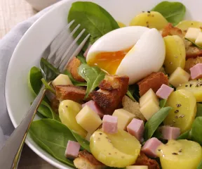Recette salade de croûtons aux œufs mollets pommes de terre et duo jambon emmental Fleury Michon