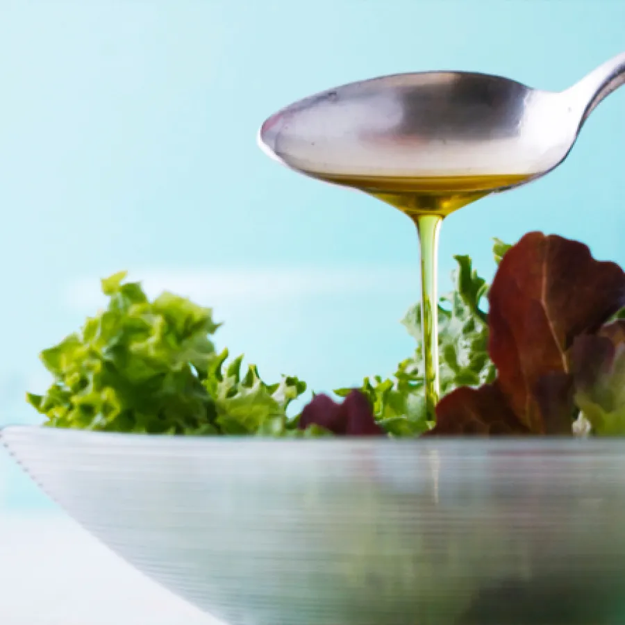 Vinaigrette versée sur une salade