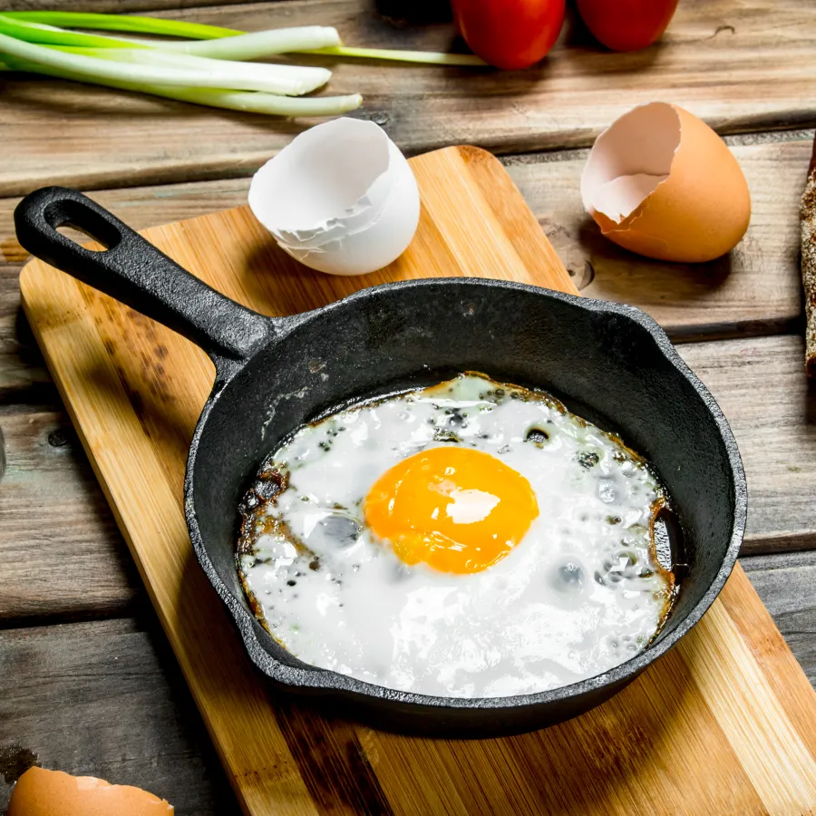 Œufs au plat dans leur poêle 