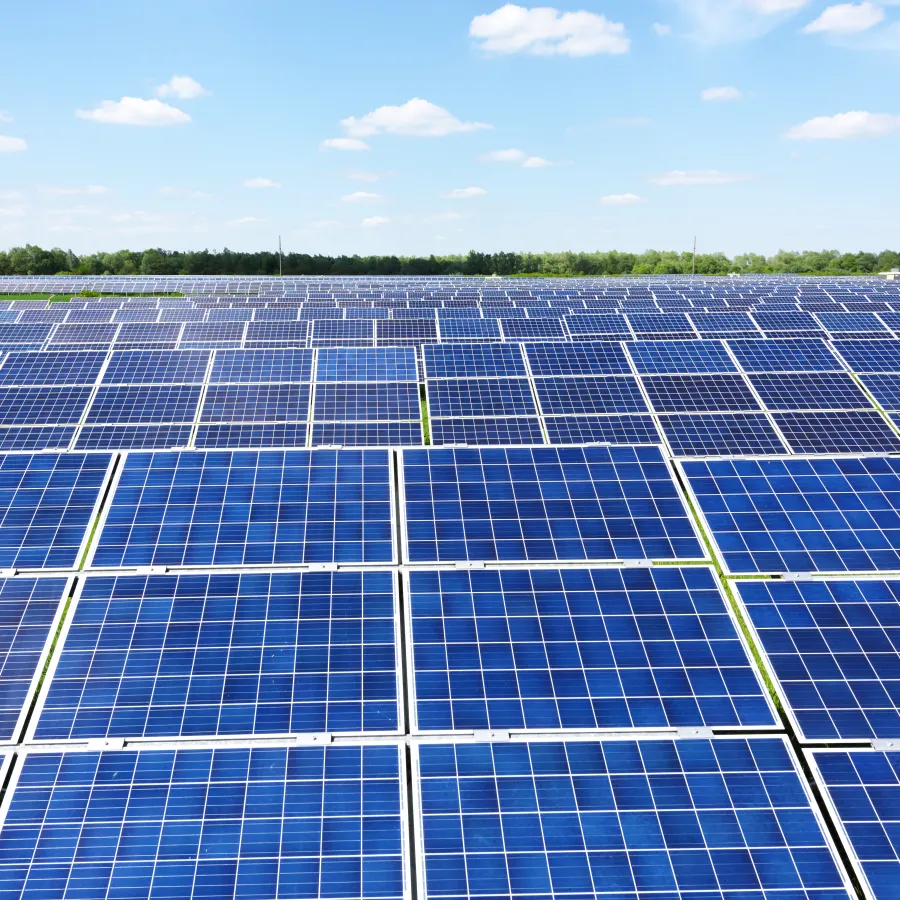 Panneaux solaires avec ciel bleu 