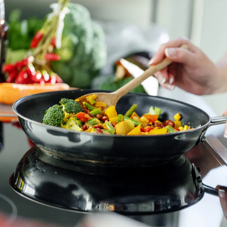 Cuisson de légume dans une poêle 