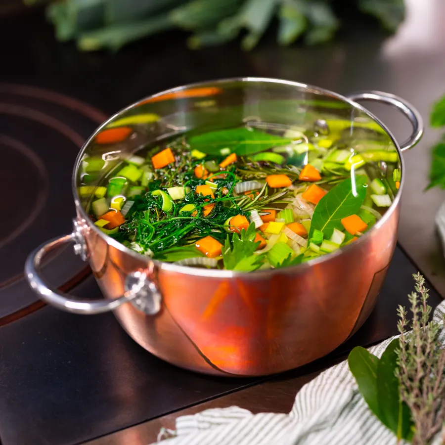 Bouillon maison dans une casserole en cuivre 