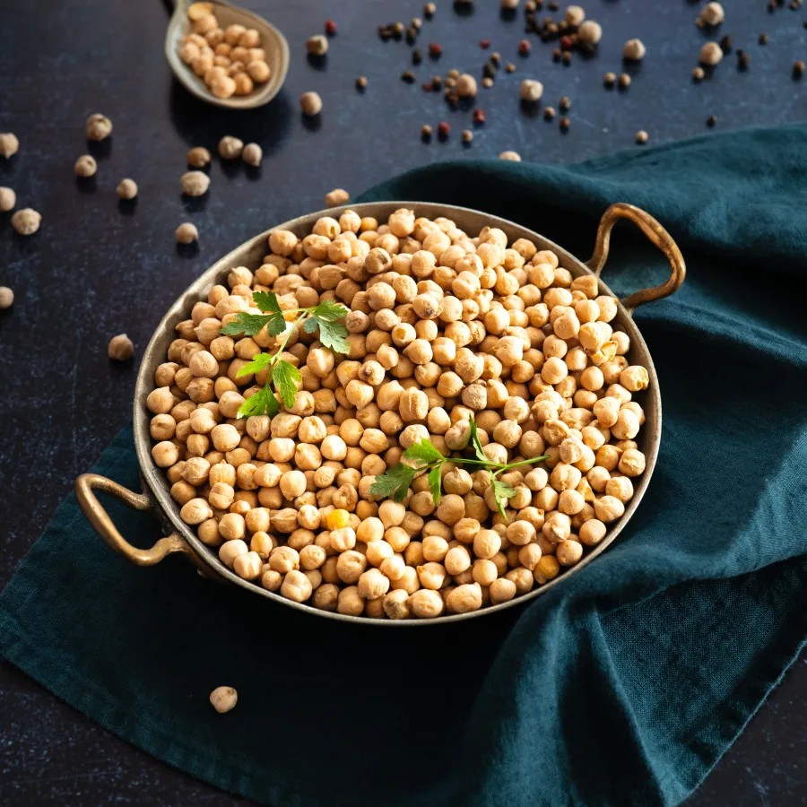 bol de pois chiches secs sur une table noire 