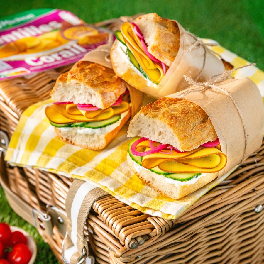 Sandwich baguette fromage frais, concombre, pickles et Tranches Végé Curry Cumin Fleury Michon
