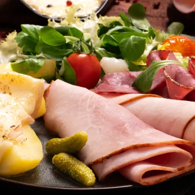 Assiette raclette avec fromage, charcuterie et salade