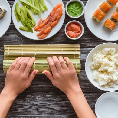 Personne qui confectionne des sushi 