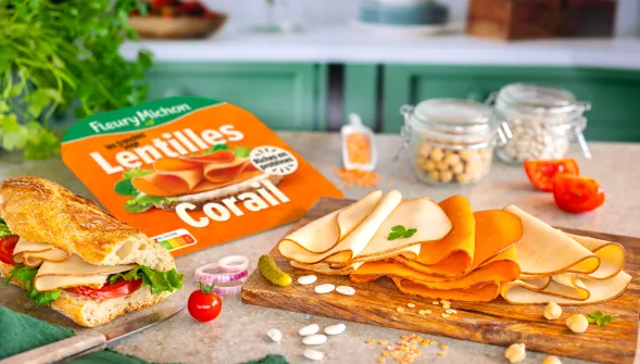 Les Tranches Végé Fleury Michon sur une planche en bois dans une cuisine 