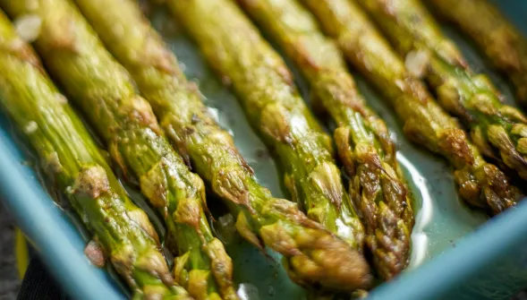 Asperges vertes rôties au four