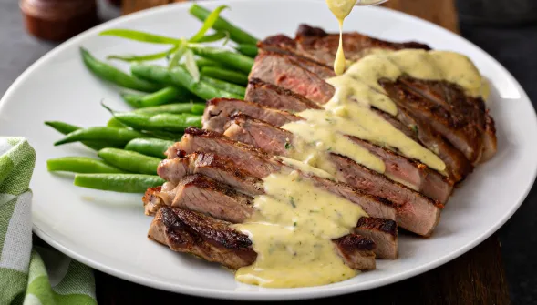 Sauce béarnaise sur un steak