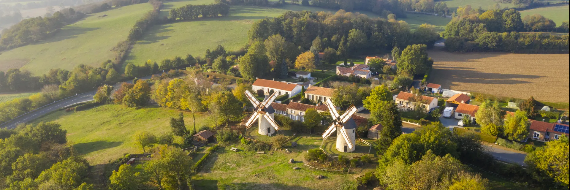vue aérienne de Pouzauges avec verdure, moulins et habitations
