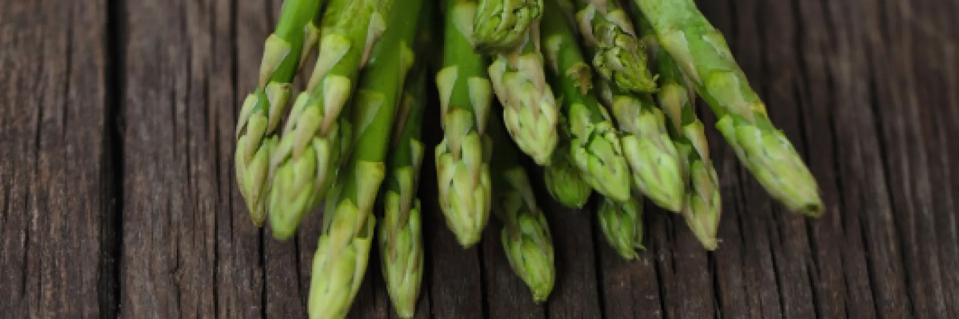 Botte d'asperges vertes sur une table