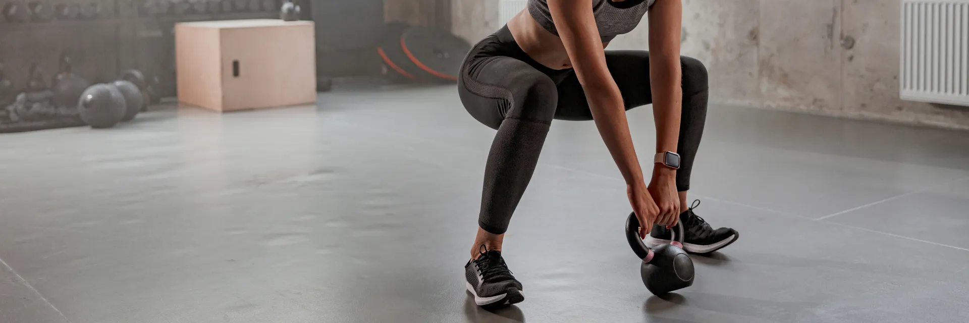 Femme qui fait un exercice de musculation
