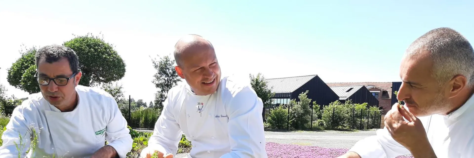 Frédéric Simonin et chef Fleury Michon dans un jardin aromatique