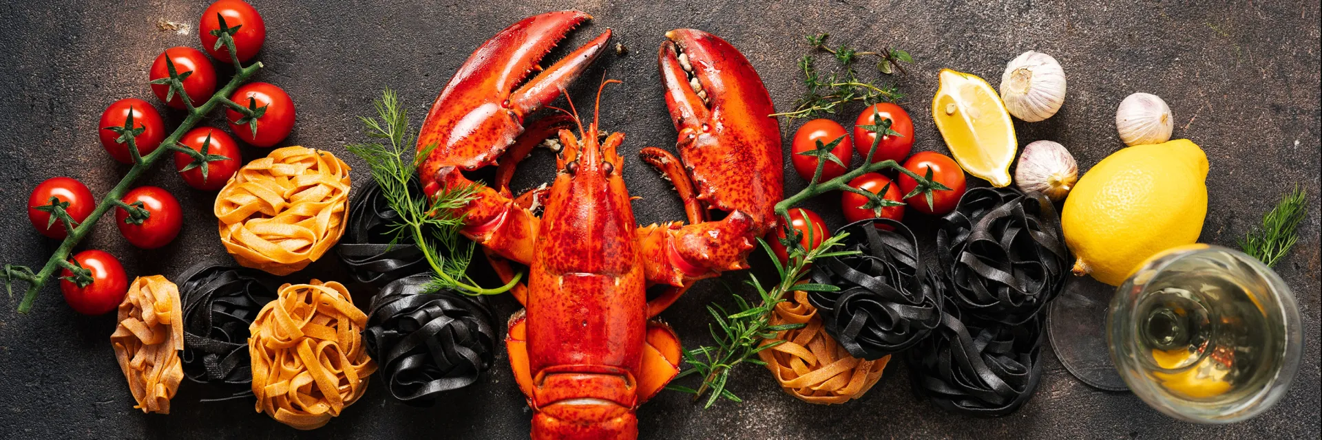 Homard et condiments sur une table