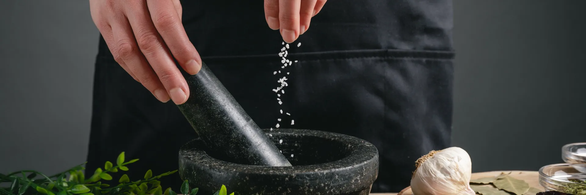 Une personne assaisonne un plat