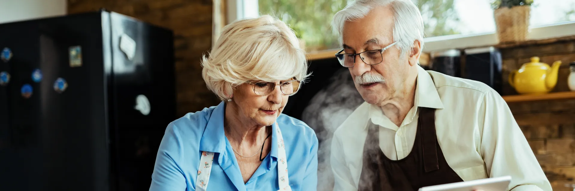 Couple de seniors qui cuisinent 