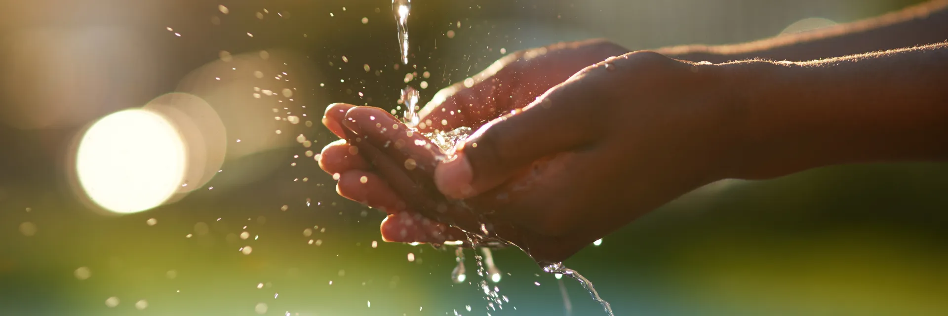 mains qui récupèrent de l'eau