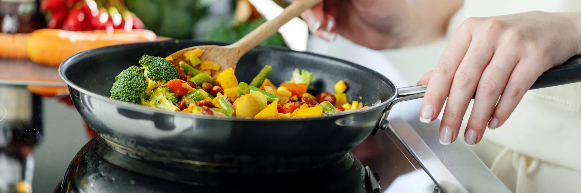 Cuisson de légume dans une poêle