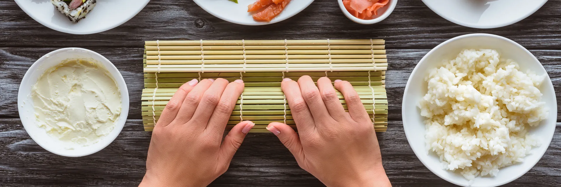 Personne qui confectionne des sushi 