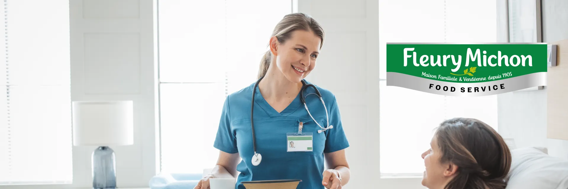 Infirmière qui apporte le repas à une femme