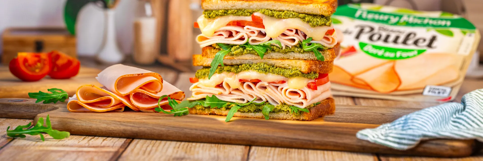 Un croque monsieur grilled cheese avec du jambon de volaille