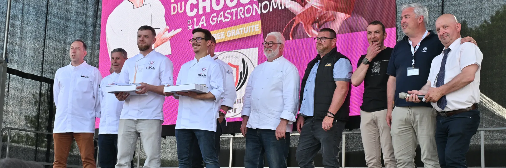 fête du chocolat et de la gastronomie fleury michon image de l'équipe sur scène