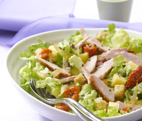 Recette salade aux émincés de poulet et tomates confites Fleury Michon