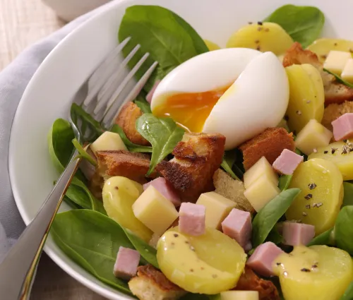 Recette salade de croûtons aux œufs mollets pommes de terre et duo jambon emmental Fleury Michon