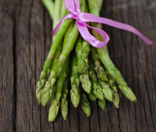 Botte d'asperges vertes sur une table