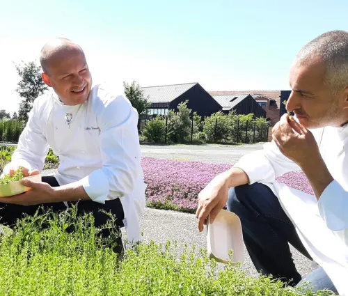Frédéric Simonin et chef Fleury Michon dans un jardin aromatique