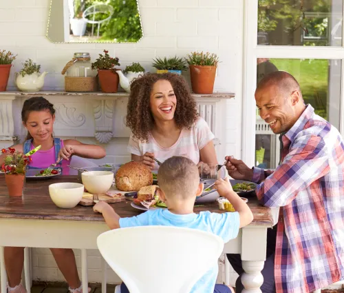 Famille à table