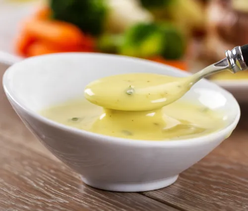 Petit bol de sauce Béarnaise