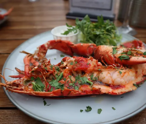 Homard grillé sur une assiette