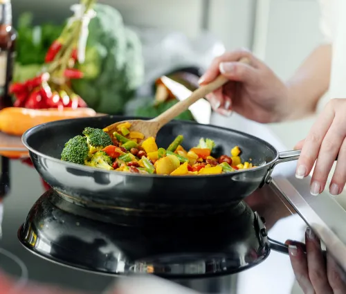 Cuisson de légume dans une poêle 