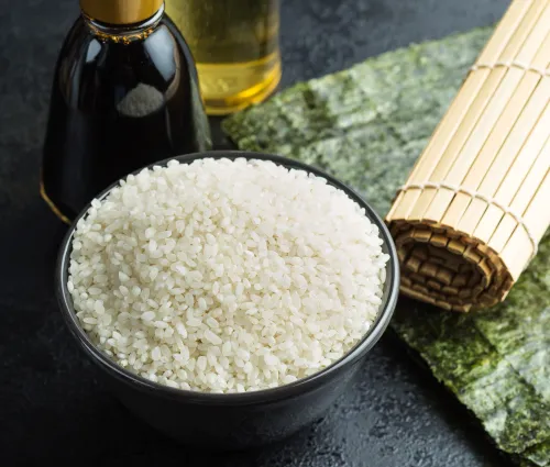 Bol de riz à sushi avec sauce soja et vinaigre de riz 