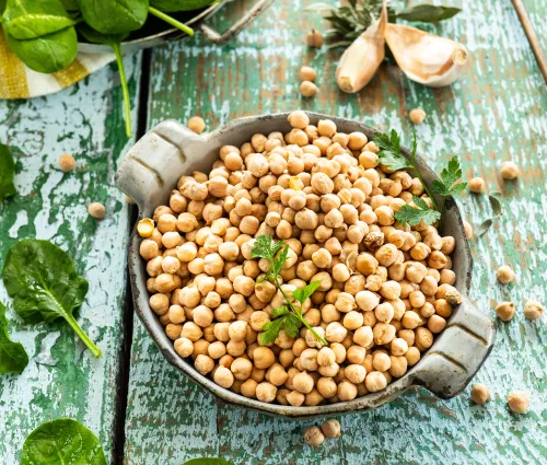 Bol rempli de pois chiches sur une table estivale