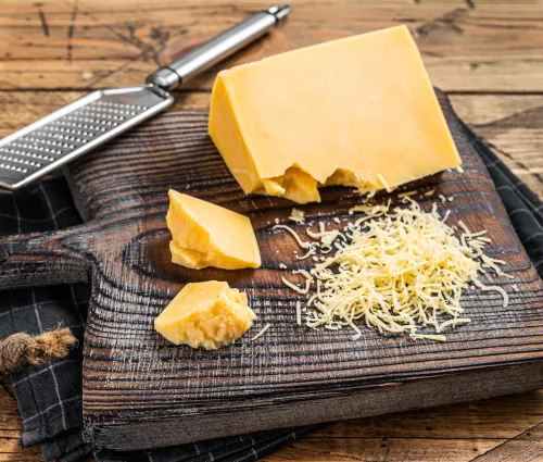 Morceau de cheddar sur une planche en bois 