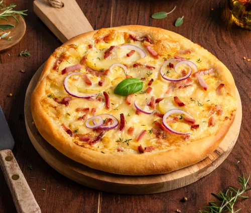 Pizza savoyarde aux allumettes de bacon fumé Fleury Michon