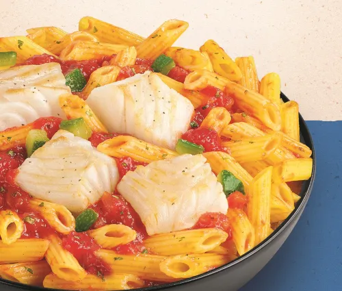 image d'une assiette de penne, de colin et de sauce tomate d'un plat préparé fleury michon