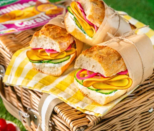 Sandwich baguette fromage frais, concombre, pickles et Tranches Végé Curry Cumin Fleury Michon