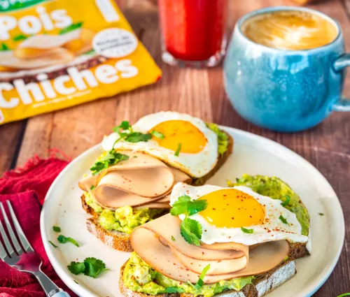 Tartines avocat, tranches Végés pois chiche & œuf au plat Fleury Michon