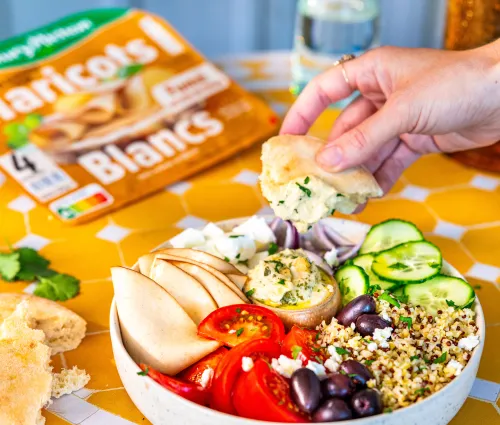 Assiette méditerranéenne quinoa, crudités & tranches Végé (1).jpg