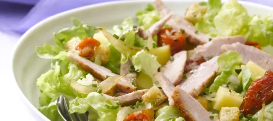 Recette salade aux émincés de poulet et tomates confites Fleury Michon