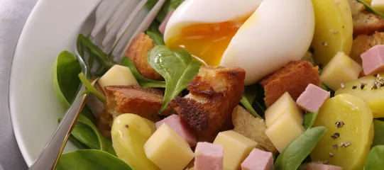 Recette salade de croûtons aux œufs mollets pommes de terre et duo jambon emmental Fleury Michon