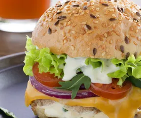 Recette frenchburger au pastrami de bœuf légumes et emmental fondu Fleury Michon