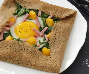 Recette galette aux allumettes de jambon, œufs et épinards 