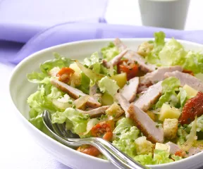 Recette salade aux émincés de poulet et tomates confites Fleury Michon