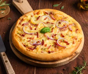 Pizza savoyarde aux allumettes de bacon fumé Fleury Michon